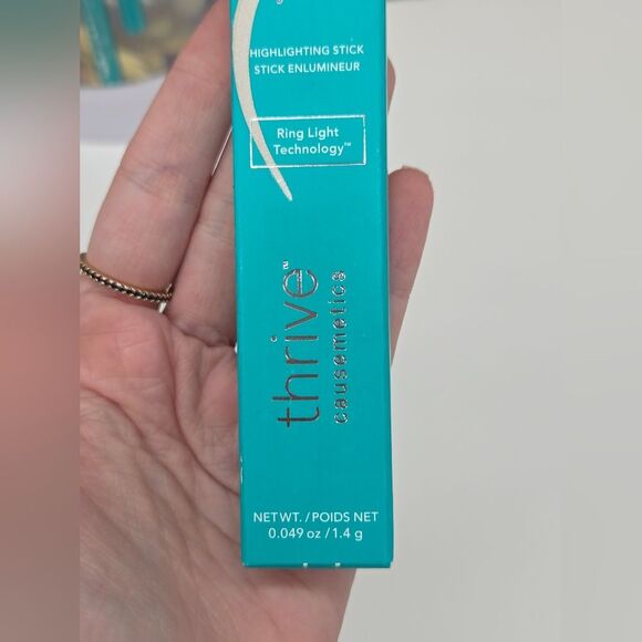 Thrive Causemetics Brilliant Eye Brightener Stick - Racquel Soft Silver Shimmer - Picture 4 of 13